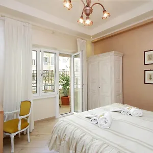 https://decos-place-roma-teodora.it-romehotels.com